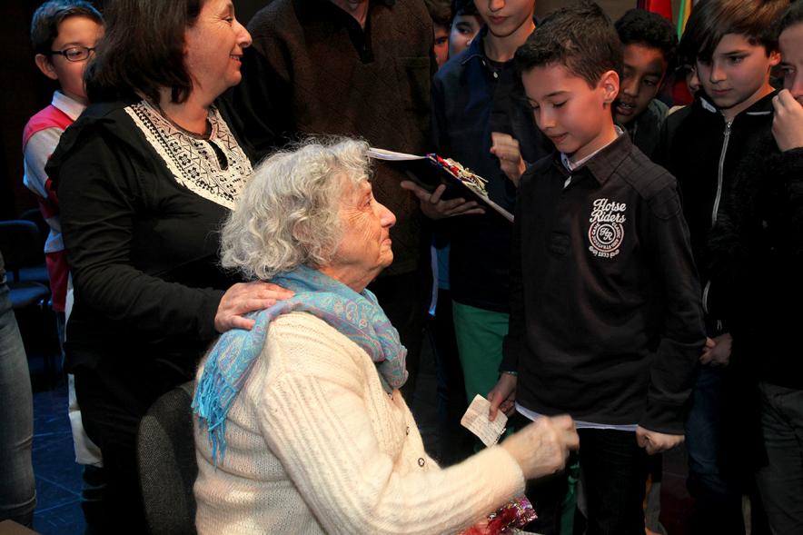 Acto en Memoria de las Víctimas del Holocausto -  Abrazo emotivo con la superviviente.