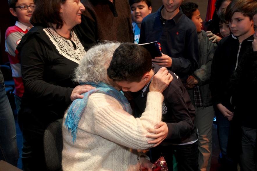 Acto en Memoria de las Víctimas del Holocausto - Abrazo emotivo con la superviviente.