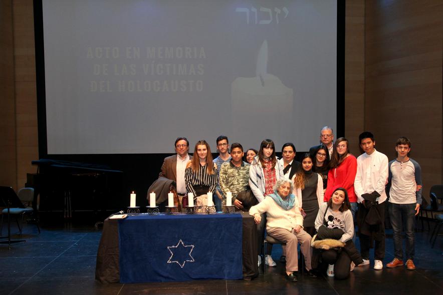 Acto en Memoria de las Víctimas del Holocausto - Grupal del acto.