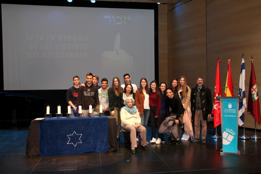 Acto en Memoria de las Víctimas del Holocausto - Grupal del acto.