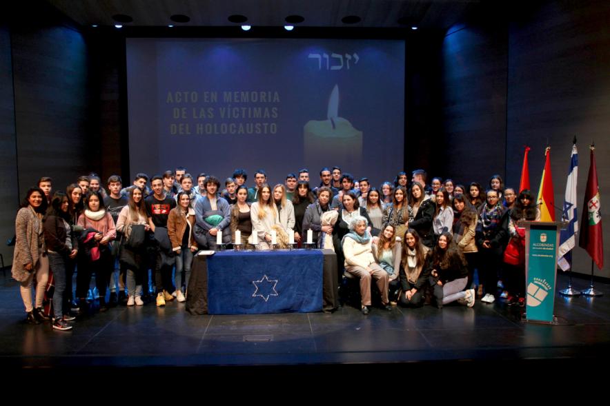 Acto en Memoria de las Víctimas del Holocausto - Grupal del acto.