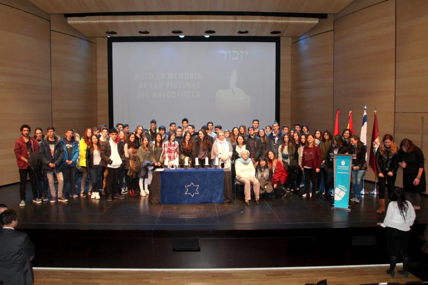Acto en Memoria de las Víctimas del Holocausto - Grupal del acto.