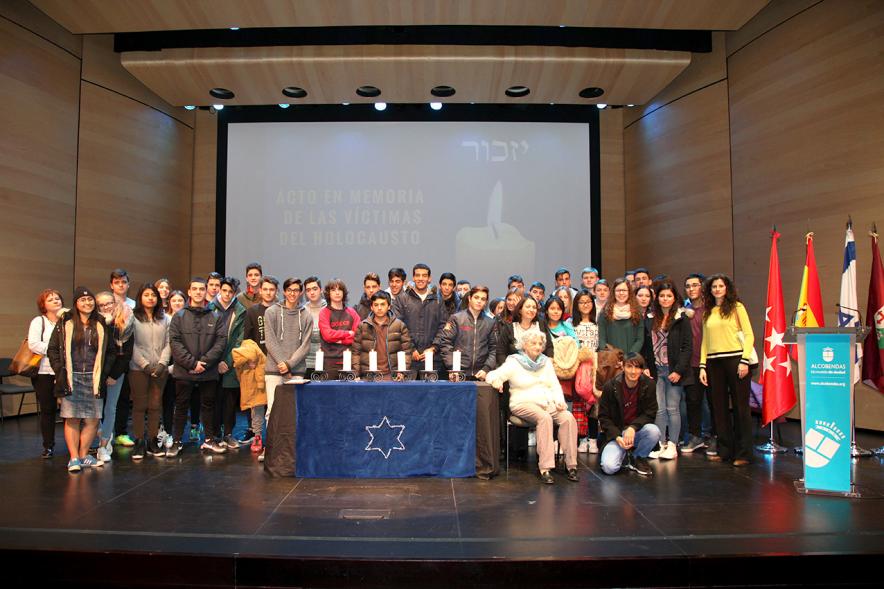 Acto en Memoria de las Víctimas del Holocausto - Grupal del acto.