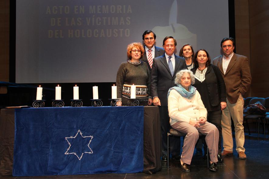 Acto en Memoria de las Víctimas del Holocausto - Los lectores con los supervivientes.