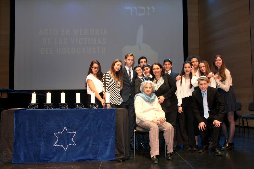 Acto en Memoria de las Víctimas del Holocausto - Los lectores con los supervivientes.