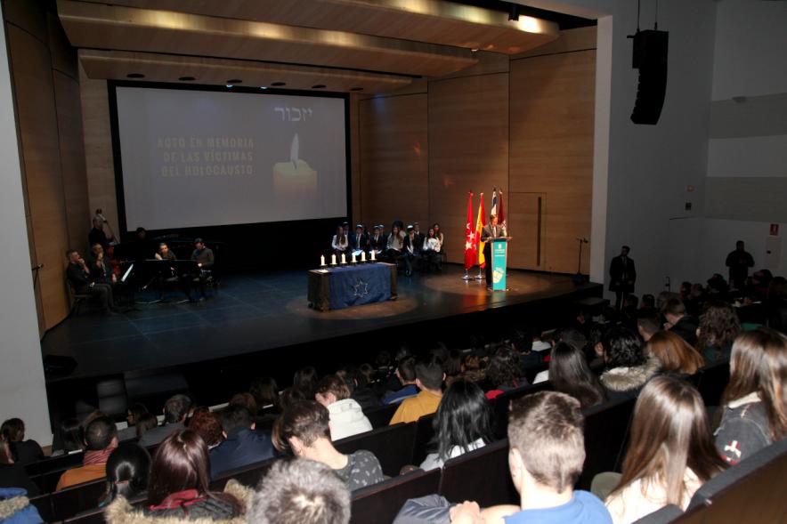 Acto en Memoria de las Víctimas del Holocausto - Panorámica del teatro.