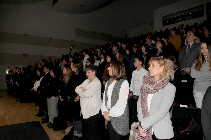 Acto en Memoria de las Víctimas del Holocausto - El público en pie.