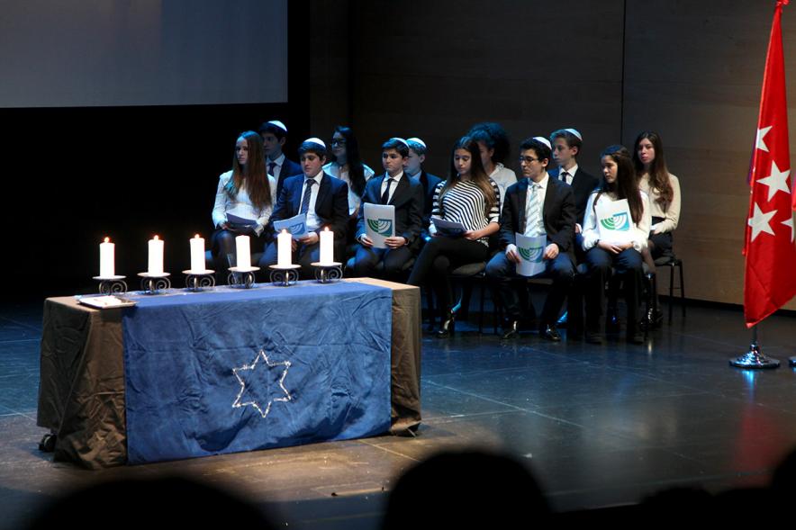 Acto en Memoria de las Víctimas del Holocausto - Escenario con los lectores.