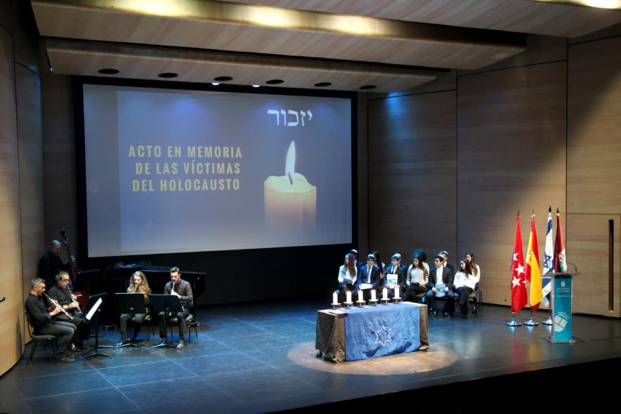 Acto en Memoria de las Víctimas del Holocausto - Panorámica del escenario.
