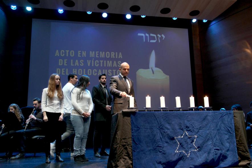 Acto en Memoria de las Víctimas del Holocausto - Encendido de velas. 