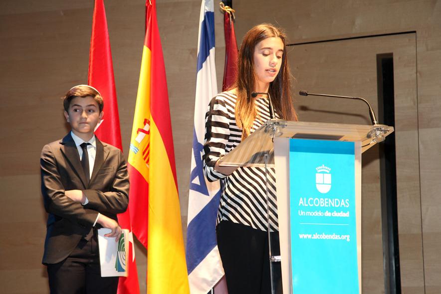 Acto en Memoria de las Víctimas del Holocausto - Manifiesto  de una joven.