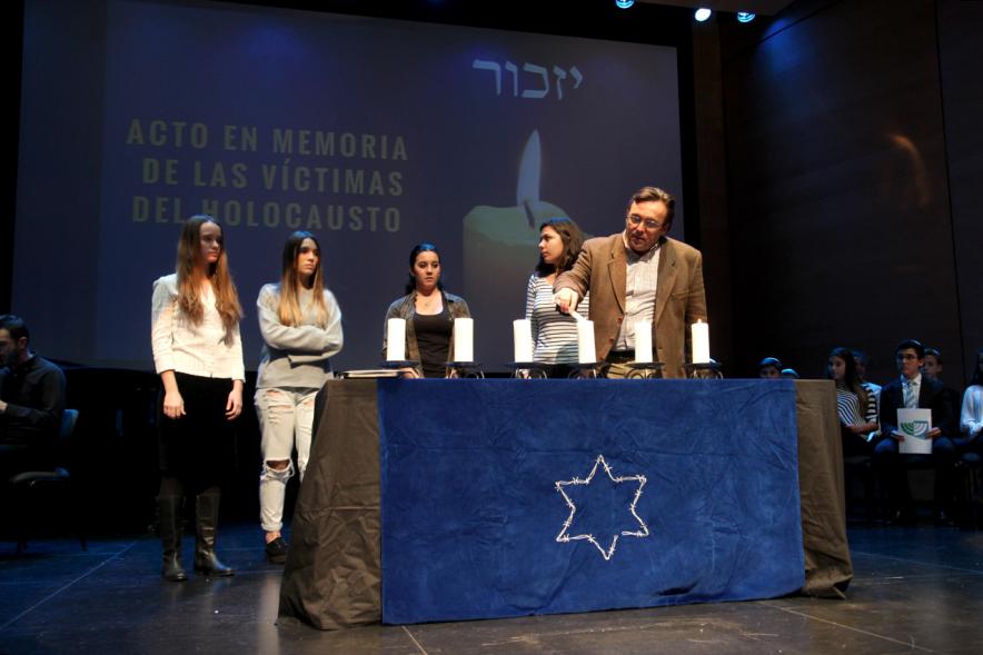 Acto en Memoria de las Víctimas del Holocausto - Encendido de velas. 