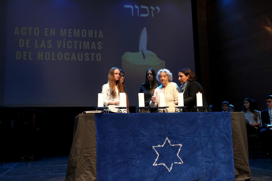 Acto en Memoria de las Víctimas del Holocausto - Encendido de velas. 