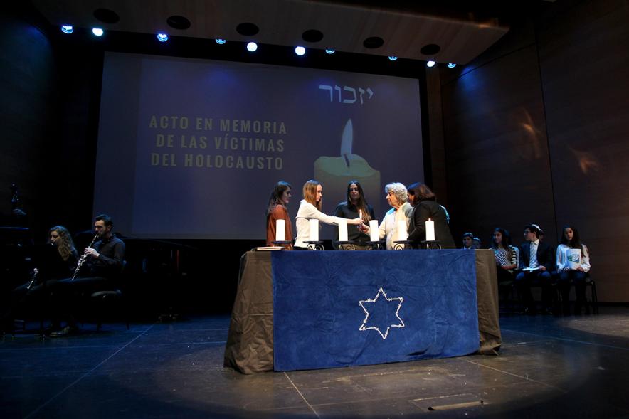 Acto en Memoria de las Víctimas del Holocausto - Encendido de velas. 