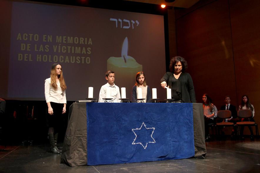 Acto en Memoria de las Víctimas del Holocausto - Encendido de velas. 