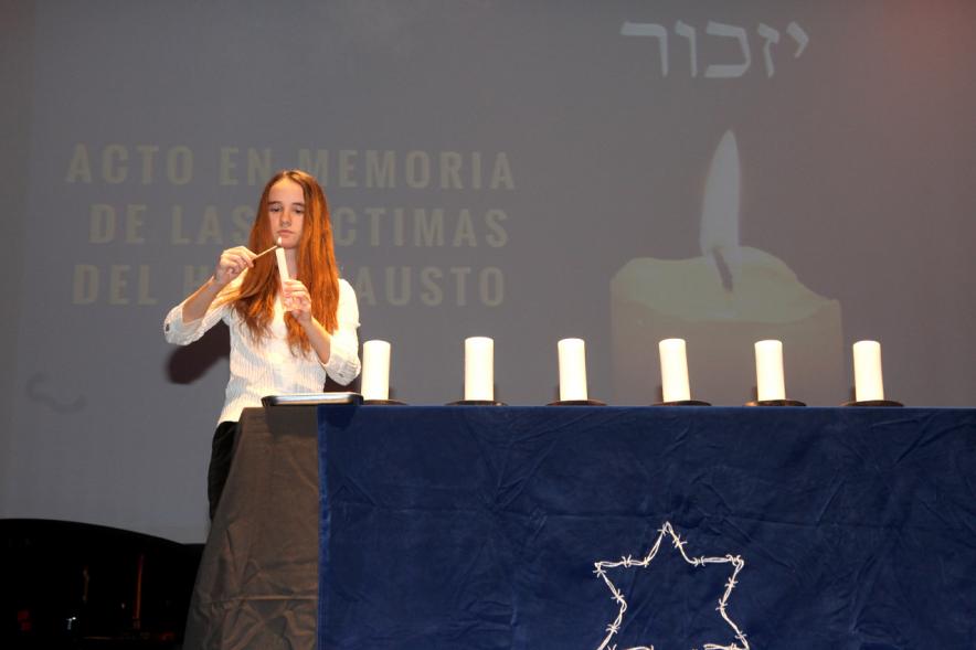 Acto en Memoria de las Víctimas del Holocausto - Encendido de velas. 
