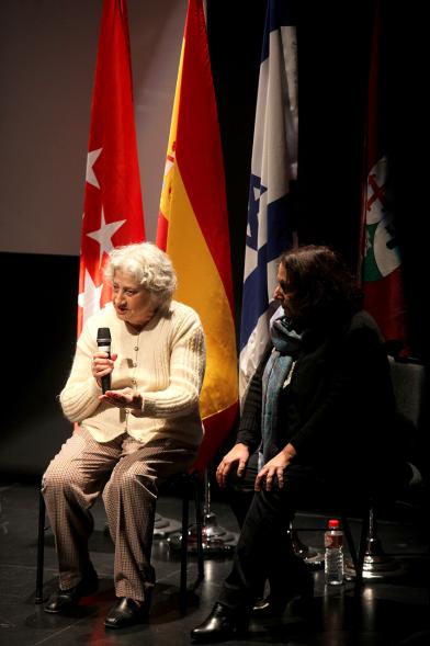 Acto en Memoria de las Víctimas del Holocausto - Entrevista a la superviviente.