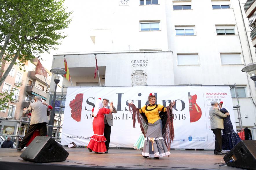 Parejas bailan el chotis en el escenario