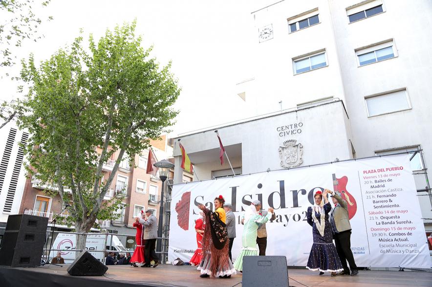 Parejas bailando en el escenario