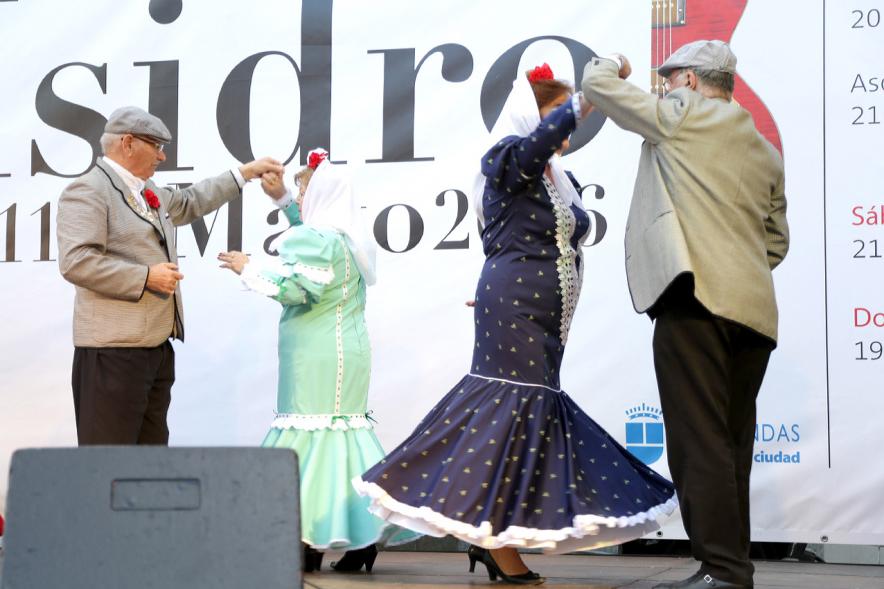 Participantes bailando