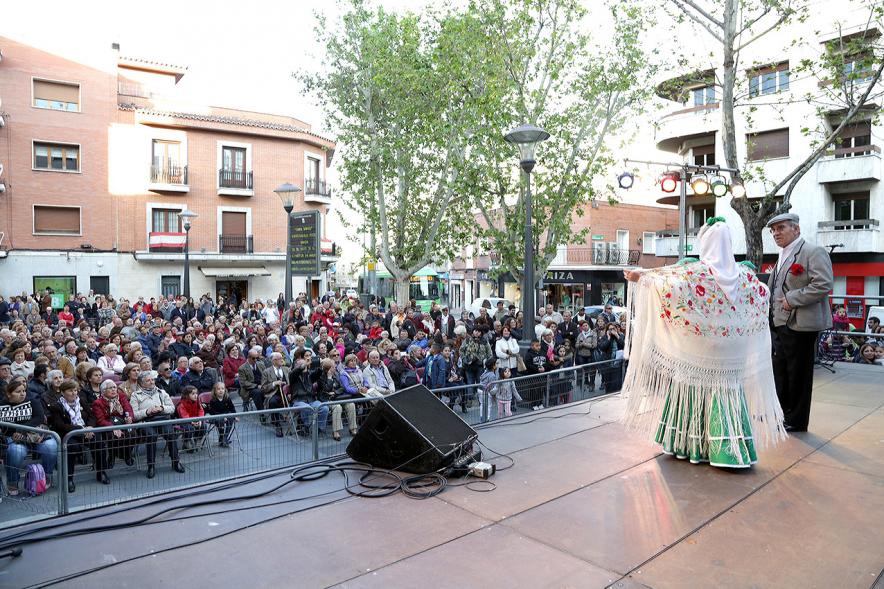 Chotis en la plaza del pueblo