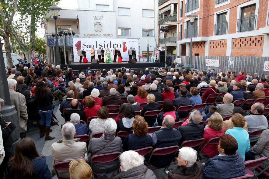 Escenario y público desde el fondo de la plaza