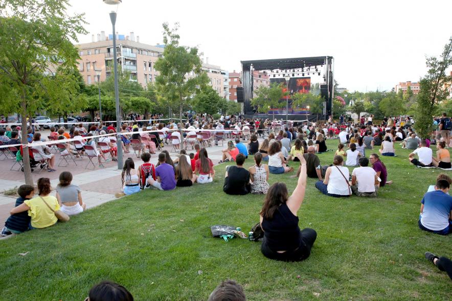  La Terremoto de Alcorcón y Actividades en Valdelasfuentes - Imagen panorámica del Paseo Valdelasfuentes, vemos el público asistente.