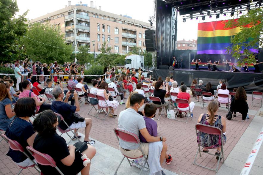  La Terremoto de Alcorcón y Actividades en Valdelasfuentes -Imagen panorámica del Paseo Valdelasfuentes, vemos el público asistente y al fondo el escenario.