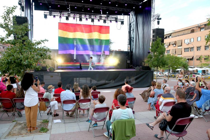  La Terremoto de Alcorcón y Actividades en Valdelasfuentes Imagen panorámica del Paseo Valdelasfuentes, vemos el público asistente y al fondo el escenario.