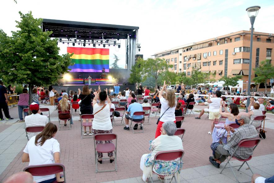 La Terremoto de Alcorcón y Actividades en Valdelasfuentes - Imagen panorámica del Paseo Valdelasfuentes, vemos el público asistente aplaudiendo.