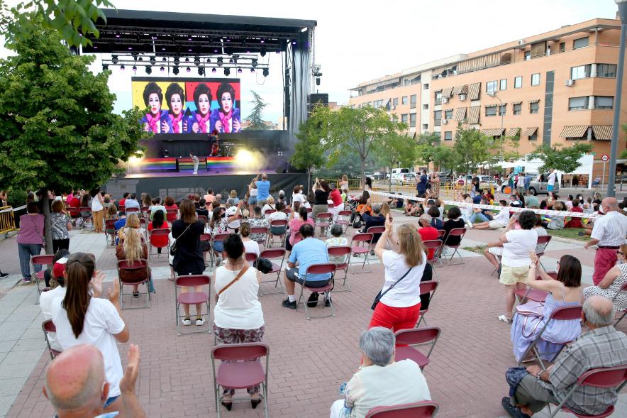  La Terremoto de Alcorcón y Actividades en Valdelasfuentes -Imagen panorámica del Paseo Valdelasfuentes, vemos el público asistente aplaudiendo.