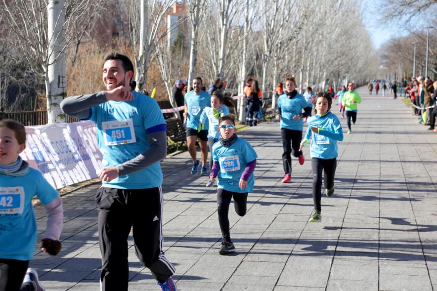 Carrera Fundación Adifun - Imagen de la carrera con los participantes sonrientes.
