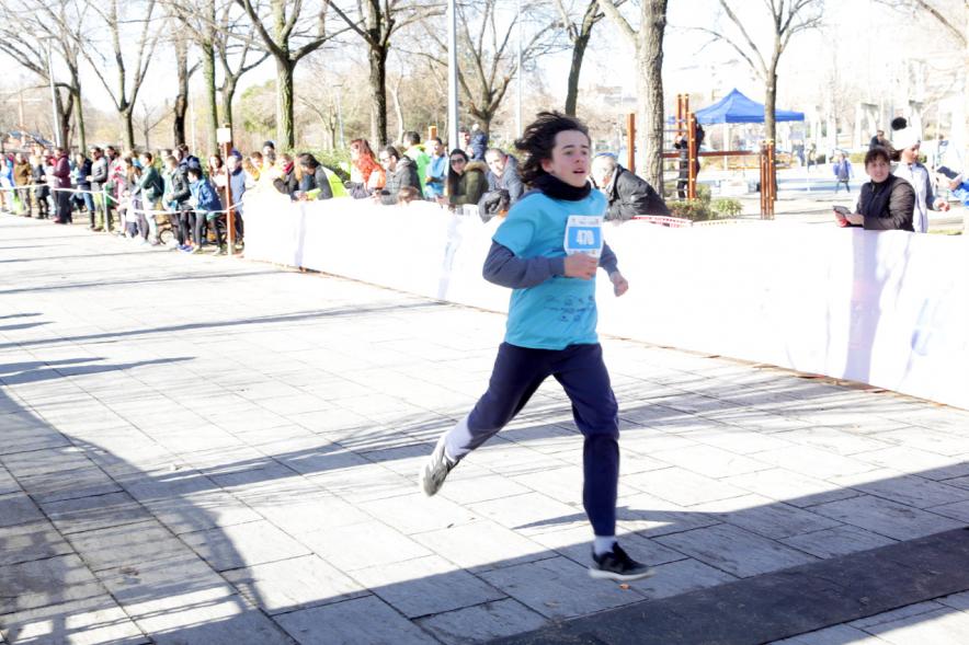 Carrera Fundación Adifun - Primer plano de un corredora infantil.