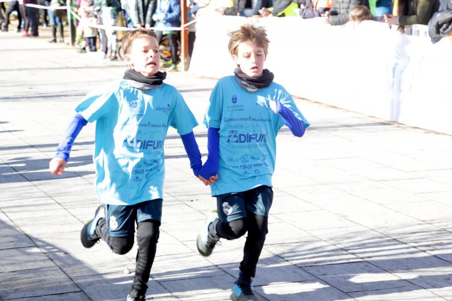 Carrera Fundación Adifun - Imagen de dos niños de la mano corriendo.