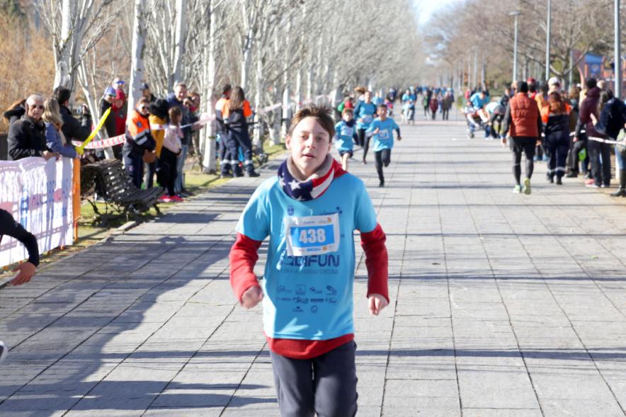 Carrera Fundación Adifun - - Imagen de un grupo numeroso de niños corriendo.