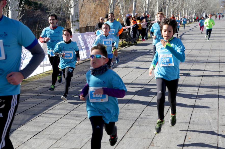 Carrera Fundación Adifun - Imagen de un grupo numeroso de niños corriendo.