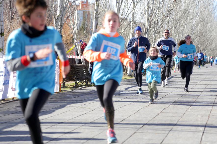 Carrera Fundación Adifun - Imagen de un grupo numeroso de niños corriendo.