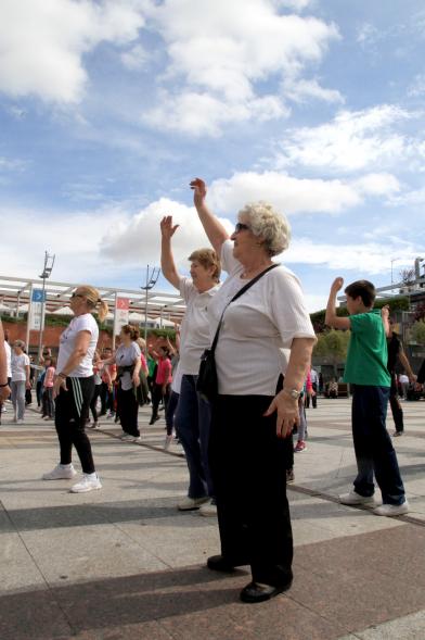 Semana del Mayor 2016 - Aerobic en la Plaza Mayor - Mayores recibiendo clase de Aerobic al aire libre.