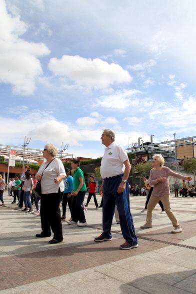 Semana del Mayor 2016 - Aerobic en la Plaza Mayor - Mayores recibiendo clase de Aerobic al aire libre.