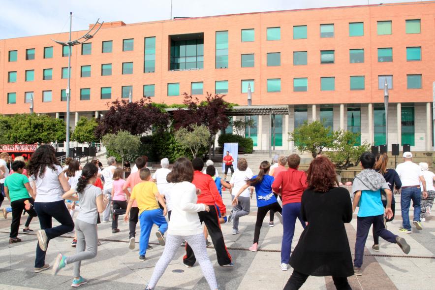 Semana del Mayor 2016 - Aerobic en la Plaza Mayor - Público en general recibiendo clase de Aerobic al aire libre.
