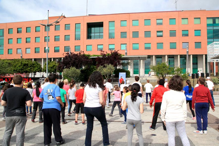 Semana del Mayor 2016 - Aerobic en la Plaza Mayor - Público en general recibiendo clase de Aerobic al aire libre.