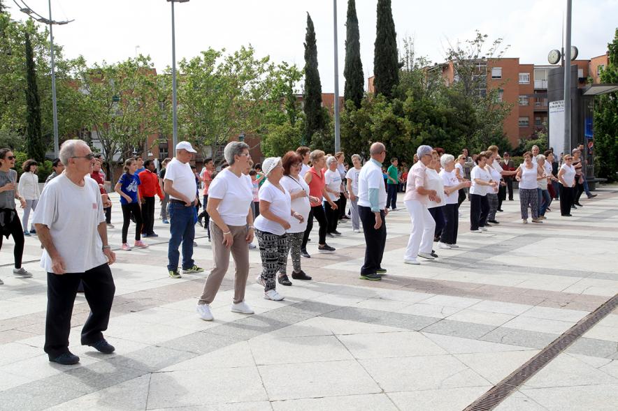 Semana del Mayor 2016 - Aerobic en la Plaza Mayor - Mayores recibiendo clase de Aerobic al aire libre.