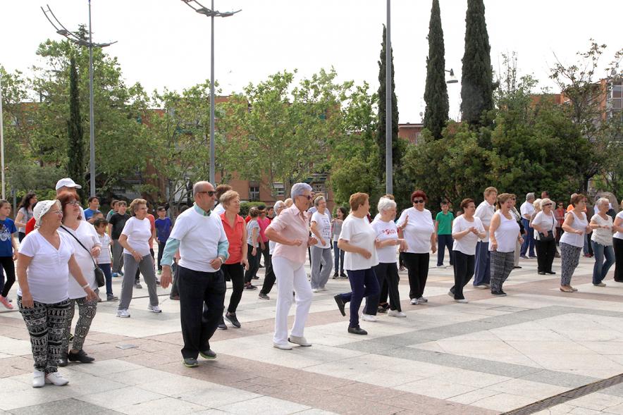 Semana del Mayor 2016 - Aerobic en la Plaza Mayor - Mayores recibiendo clase de Aerobic al aire libre.