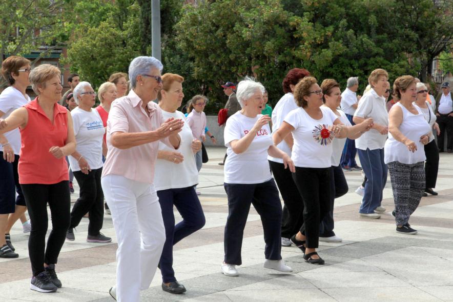 Semana del Mayor 2016 - Aerobic en la Plaza Mayor - Mayores recibiendo clase de Aerobic al aire libre.