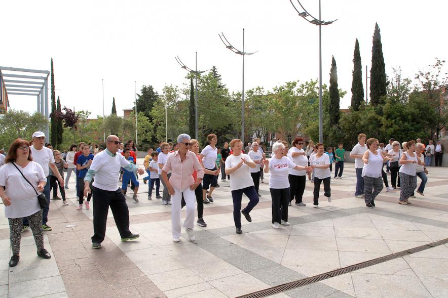 Semana del Mayor 2016 - Aerobic en la Plaza Mayor - Mayores recibiendo clase de Aerobic al aire libre.