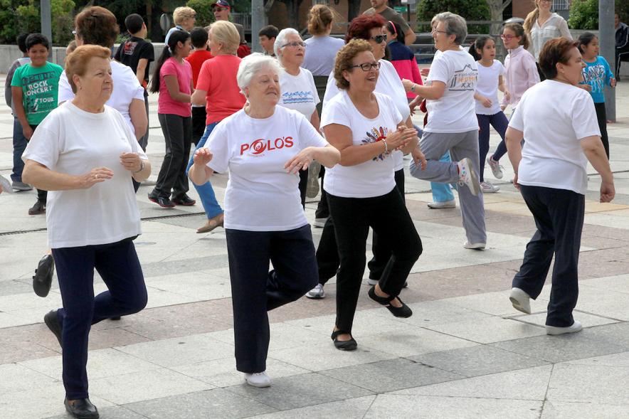 Semana del Mayor 2016 - Aerobic en la Plaza Mayor - Mayores recibiendo clase de Aerobic al aire libre.