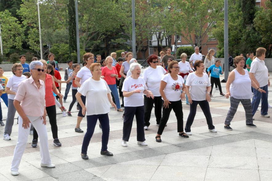 Semana del Mayor 2016 - Aerobic en la Plaza Mayor - Mayores recibiendo clase de Aerobic al aire libre.