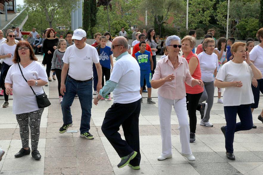 Semana del Mayor 2016 - Aerobic en la Plaza Mayor - Mayores recibiendo clase de Aerobic al aire libre.