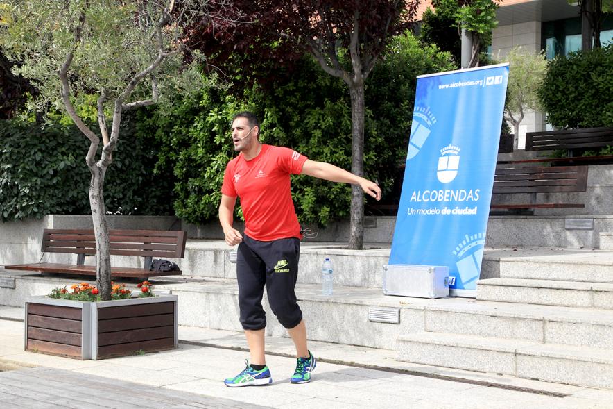 Semana del Mayor 2016 - Aerobic en la Plaza Mayor - Monitor impartiendo clase de Aerobic al aire libre.