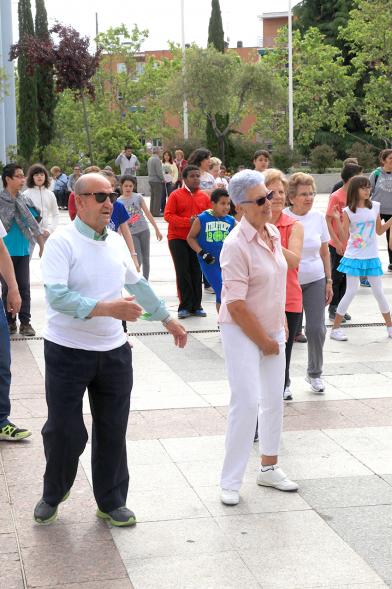 Semana del Mayor 2016 - Aerobic en la Plaza Mayor - Mayores recibiendo clase de Aerobic al aire libre.